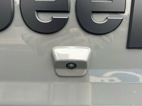 Used 2022 Jeep Gladiator Sport AWD/4WD image 12