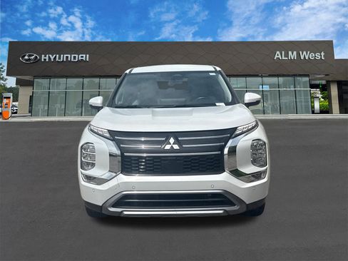 Used 2025 Mitsubishi Outlander SE FWD image 2
