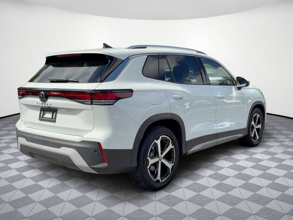 Used 2025 Volkswagen Tiguan SE FWD image 9
