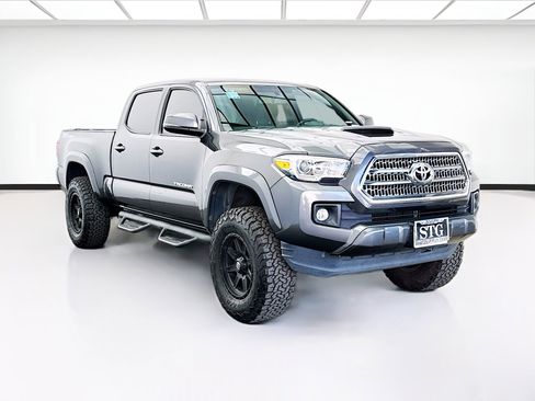 Used 2016 Toyota Tacoma TRD Sport image 3
