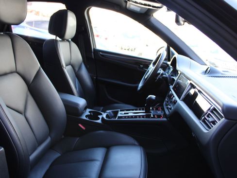 Certified 2023 Porsche Macan S image 26