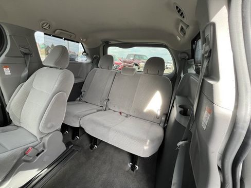 Used 2018 Toyota Sienna LE image 29