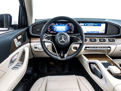 Used 2025 Mercedes-Benz GLE 450e 4MATIC image 5