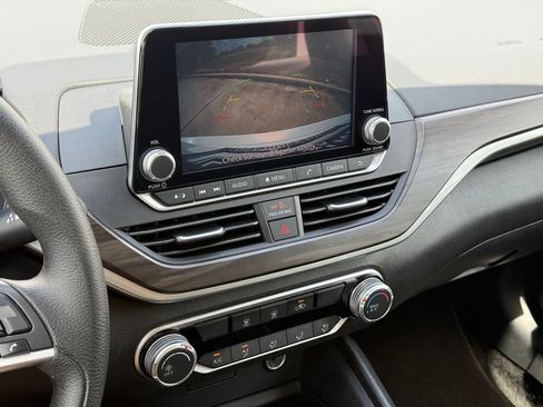 Used 2025 Nissan Altima 2.5 SV FWD image 15