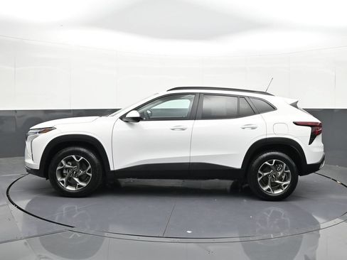 Certified 2025 Chevrolet Trax LT FWD image 2