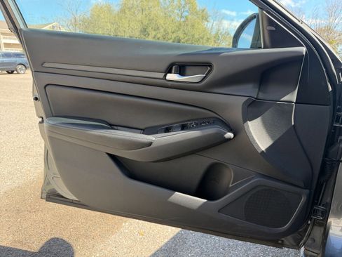 Used 2025 Nissan Altima 2.5 SV image 18