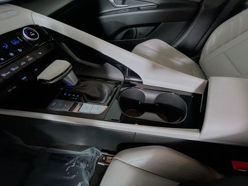 Used 2024 Hyundai Elantra Limited image 25