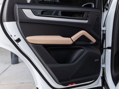 Certified 2026 Porsche Cayenne AWD/4WD image 32