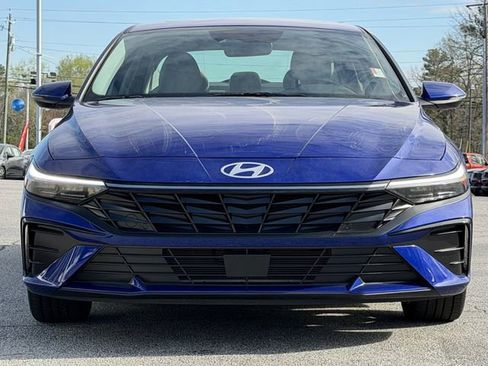 Used 2025 Hyundai Elantra Limited FWD image 3