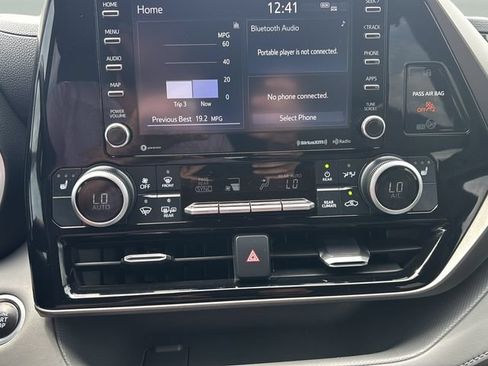 Used 2020 Toyota Highlander XLE AWD/4WD image 23