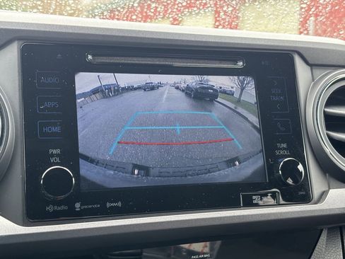 Used 2018 Toyota Tacoma TRD Sport w/ Technology Package image 31