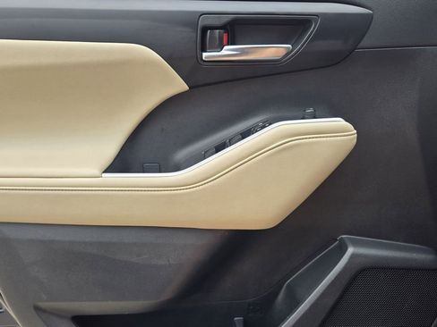 Used 2023 Toyota Highlander XLE image 23