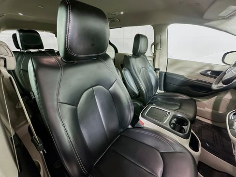 Used 2023 Chrysler Pacifica Touring-L image 27