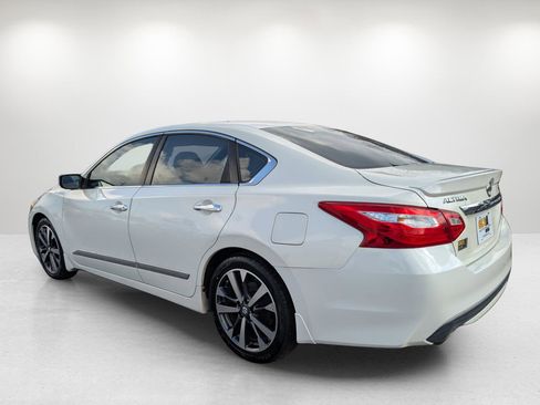 Used 2016 Nissan Altima 2.5 SR w/ LED Appearance Package image 7