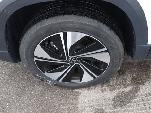 Used 2025 Volkswagen Taos SE image 11