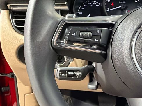 Certified 2025 Porsche Macan image 37