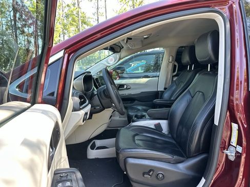 Used 2022 Chrysler Pacifica Touring-L AWD/4WD image 2