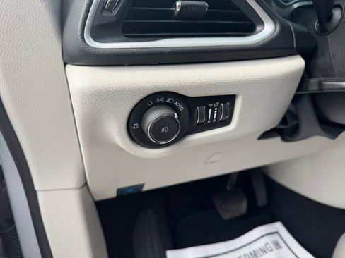 Used 2024 Chrysler Pacifica Touring-L image 33