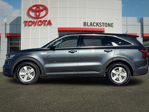 Used 2023 Kia Sorento LX image 6