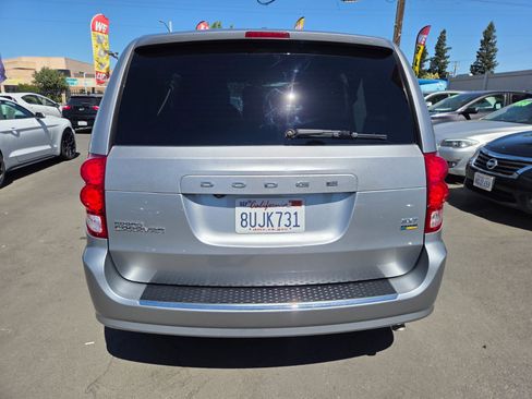 Used 2019 Dodge Grand Caravan SXT FWD image 3