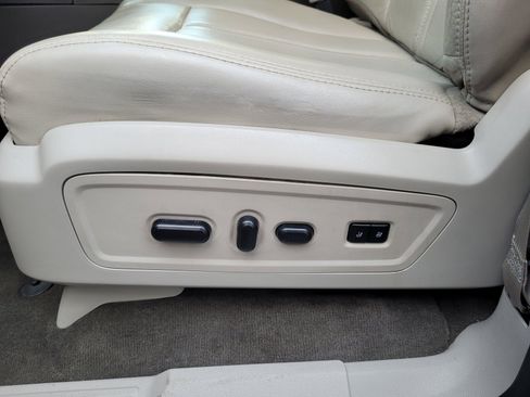 Used 2016 Lincoln Navigator Select RWD image 12