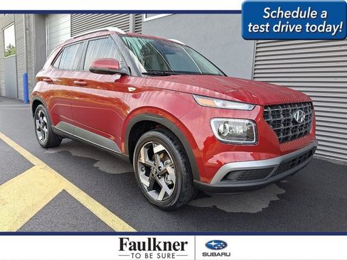 Used 2025 Hyundai Venue Limited FWD image 1