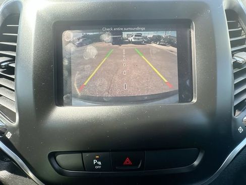 Used 2020 Jeep Cherokee Latitude Plus AWD/4WD image 19