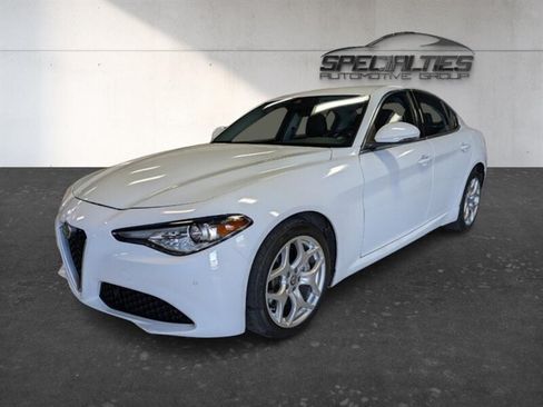Used 2020 Alfa Romeo Giulia Ti w/ Active Blind Spot Package AWD/4WD image 5