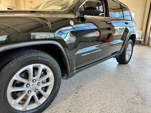 Used 2014 Jeep Grand Cherokee Laredo w/ 18" Wheel & 8.4" Radio Group AWD/4WD image 12