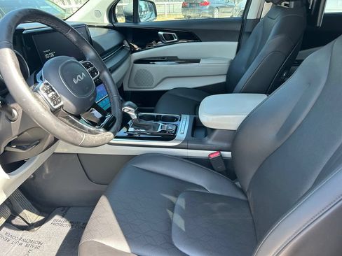 Used 2023 Kia Carnival EX FWD image 11
