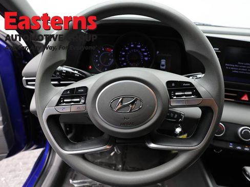 Used 2023 Hyundai Elantra SE w/ Preferred Accessory Package FWD image 10