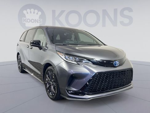 Used 2025 Toyota Sienna XSE image 10