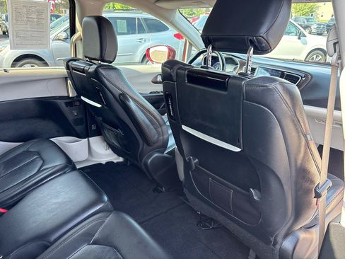 Used 2018 Chrysler Pacifica Touring-L Plus FWD image 33