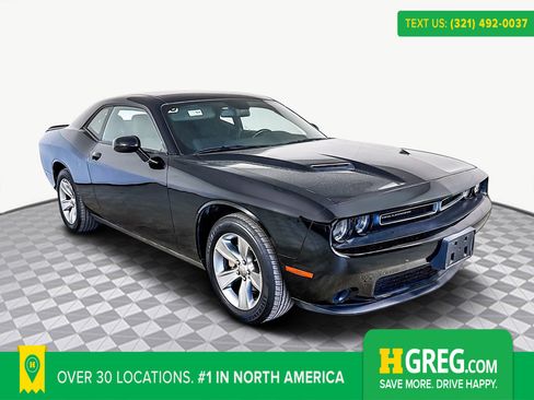 Used 2022 Dodge Challenger SXT image 1