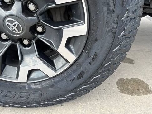 Used 2019 Toyota Tacoma TRD Off-Road w/ Technology Package AWD/4WD image 12