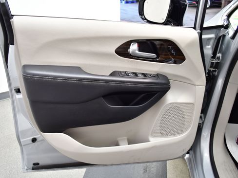 Used 2024 Chrysler Pacifica Limited FWD image 22