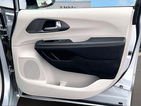 Used 2024 Chrysler Pacifica Select image 29