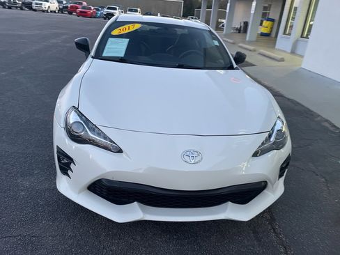 Used 2017 Toyota 86 image 3