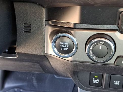 Used 2020 Toyota Tacoma TRD Sport w/ Technology Package image 11