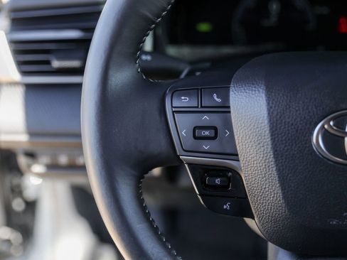 Used 2025 Toyota Camry SE w/ Convenience Package image 11