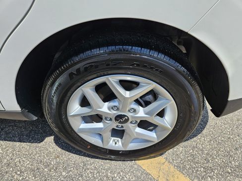 Used 2025 Kia Soul LX w/ LX Technology Package FWD image 8