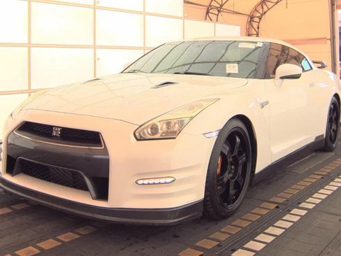 Used 2015 Nissan GT-R Premium image 1