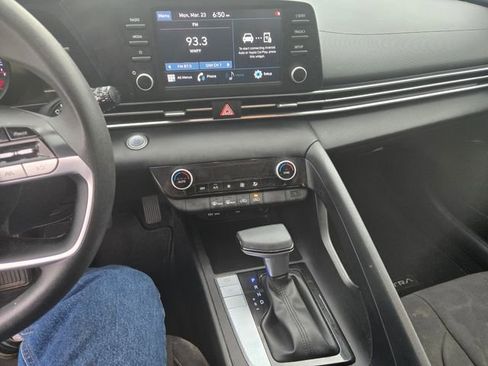 Used 2022 Hyundai Elantra SEL image 2