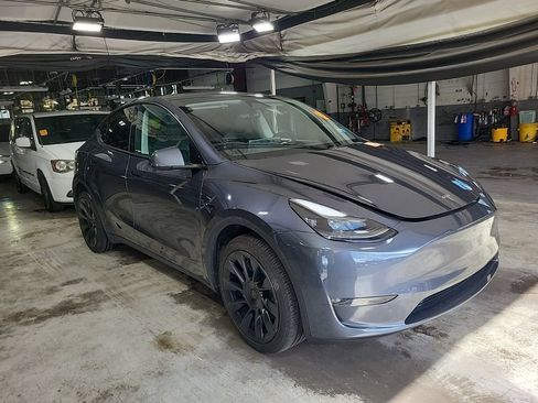 Used 2023 Tesla Model Y Long Range AWD/4WD image 3