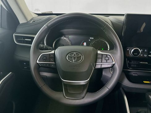 Used 2025 Toyota Highlander XLE image 18