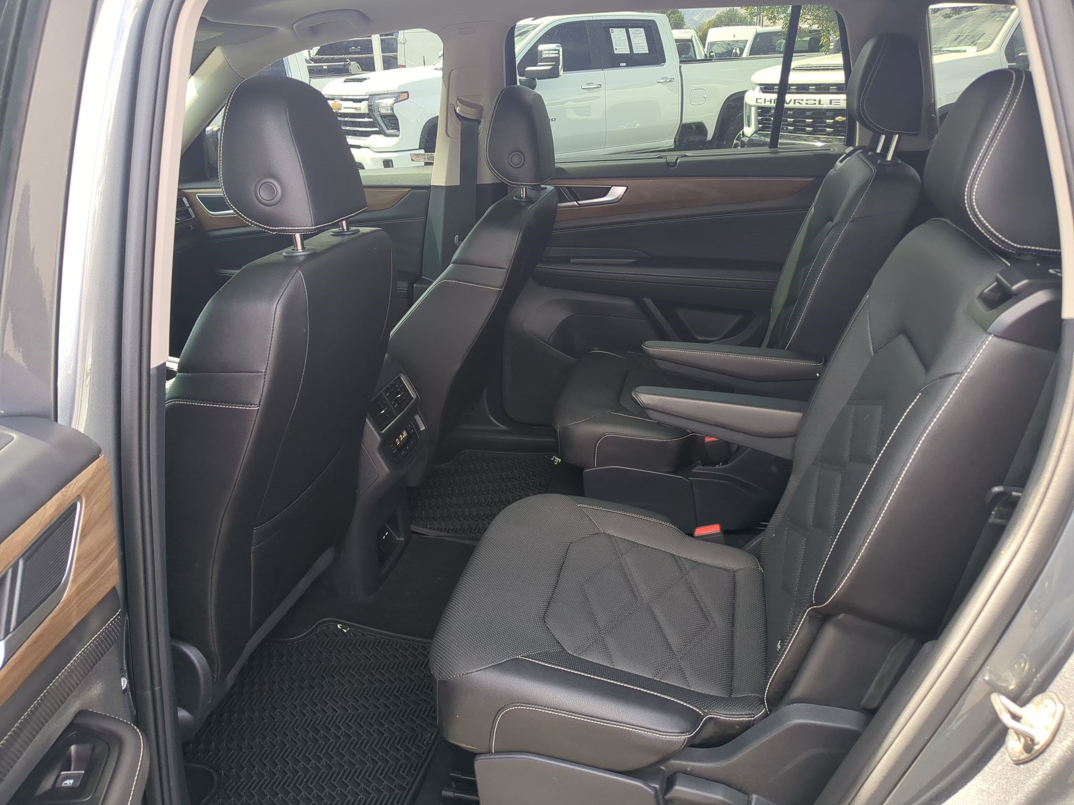 Used 2025 Volkswagen Atlas SE AWD/4WD image 29