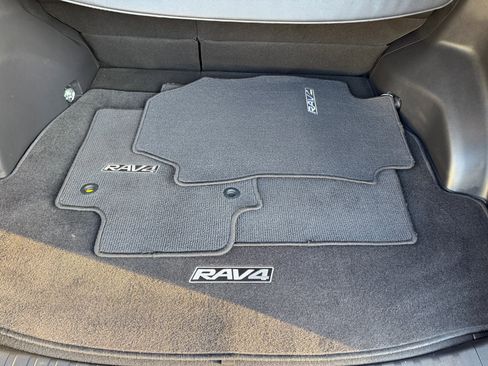 Used 2021 Toyota RAV4 XLE w/ Convenience Package FWD image 39