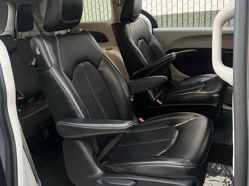 Used 2022 Chrysler Pacifica Touring-L image 43