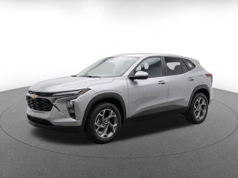 Used 2025 Chevrolet Trax LT FWD image 3