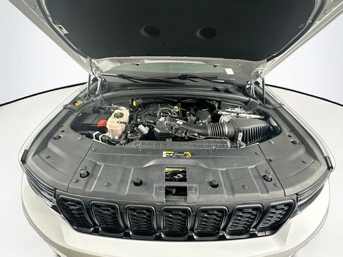 Used 2023 Jeep Grand Cherokee Altitude AWD/4WD image 33